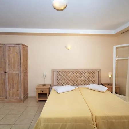 Alonissos And Ισώματα